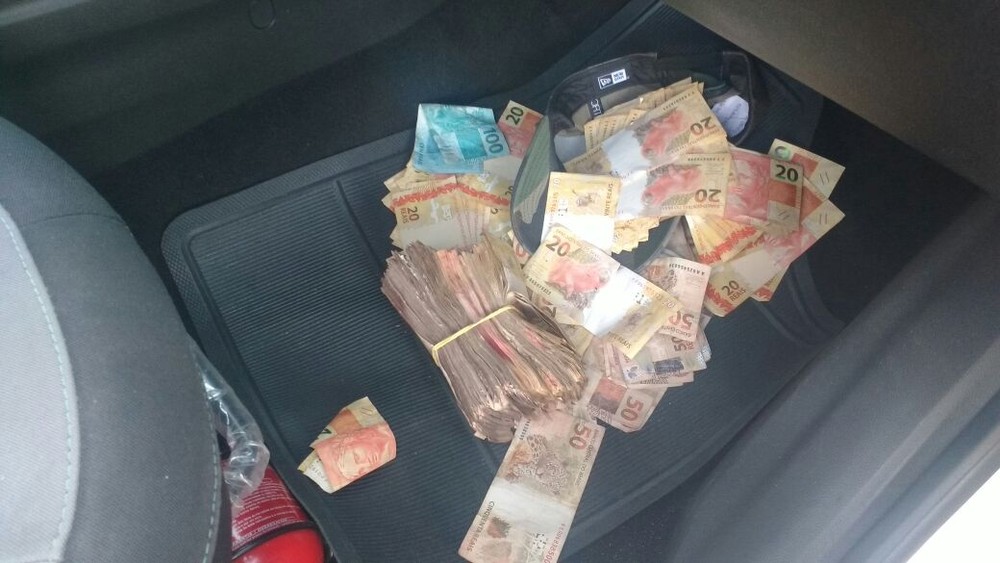 Parte do dinheiro recuperado pela polícia